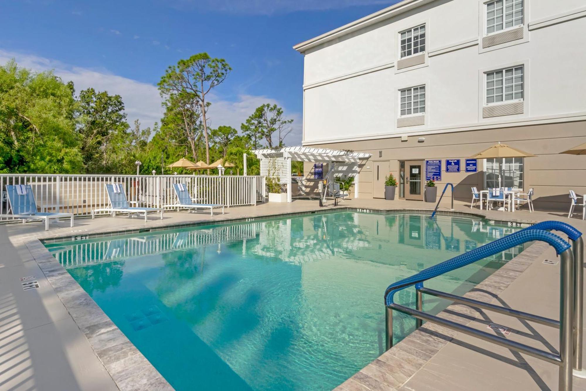 Comfort Inn & Suites Port Charlotte-Punta Gorda Ngoại thất bức ảnh